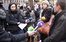 Журналісти подарували Януковичу батога