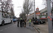 Бумер задавил женщину с 2 детьми на тротуаре в Севастополе (фото)