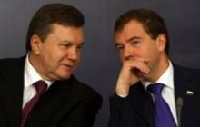 Янукович и Медведев поздравили друг друга по телефону