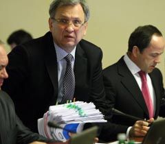 Міністр фінансів Федір Ярошенко і віце-прем`єр-міністр Сергій Тігіпко під час засідання Кабміну 