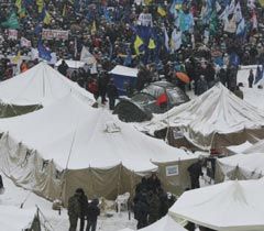 Участники акции протеста против Налогового кодекса возле своих палаток на Майдане Независимости. 2 декабря