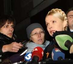 Юлія Тимошенко відповідає на запитання журналістів після допиту в ГПУ