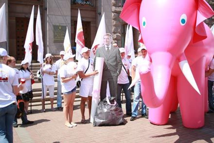 Міліцію просять повернути киянам «заарештованого» рожевого слона