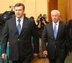 Віктор Янукович і Микола Азаров перед початком засідання Комітету з економічних реформ