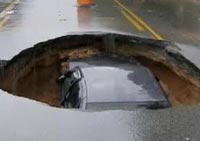 В Киеве авария на теплотрассе: мужчина в авто провалился в яму с кипятком