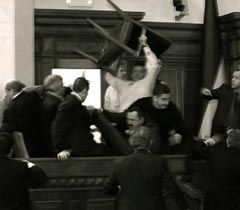 Народные депутаты от фракции «БЮТ-Батьківщина» и от ПР во время драки в зале заседаний парламента