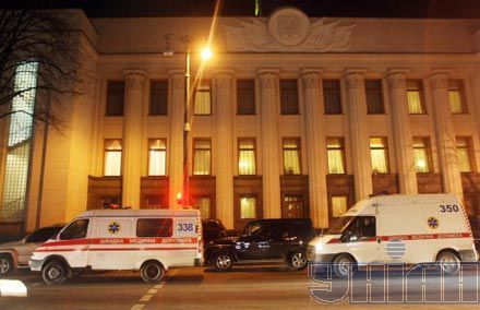 Регіонали захопили зал парламенту, пораненим бютівцям викликали лікарів (фоторепортаж)
