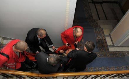 Регіонали захопили зал парламенту, пораненим бютівцям викликали лікарів (фоторепортаж)