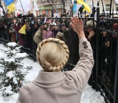 Тимошенко приветствует своих сторонников, которые пришли поддержать ее под стены ГПУ. Киев, 20 декабря