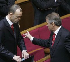 Народные депутаты Кожемякин и Кириленко общаются в зале заседаний ВР. 21 декабря