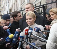 Юлія Тимошенко відповідає на запитання журналістів після допиту у Генпрокуратурі. Київ, 22 грудня