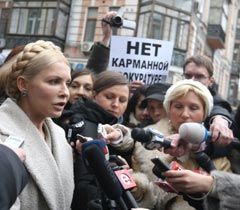 Юлия Тимошенко отвечает на вопросы журналистов перед началом допроса в Генпрокуратуре