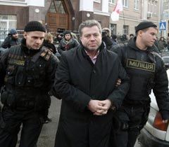 Евгений Корнийчук в сопровождении сотрудников милиции перед началом допроса в Генпрокуратуре
