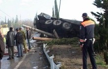 Грузовик перевернулся на горной трассе в Крыму - погиб шофер (фото)