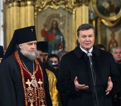 Архиепископ Владимир и Виктор Янукович во время рождественского богослужения в Свято-Успенской Почаевской Лавре