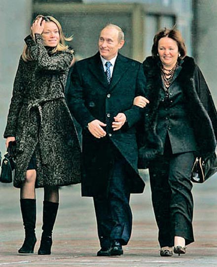 Путін із старшою дочкою і дружиною