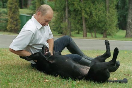 Путін з лабрадором Коні. Фото ІТАР-ТАСС