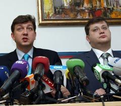 Нардепы Доний и Аръев во время пресс-конференции после встречи руководства партии с послами иностранных государств