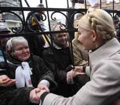 Юлия Тимошенко общается со своими сторонниками возле здания ГПУ. Киев, 17 января