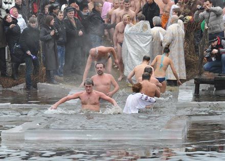 Ющенко на Крещение не изменил традиции (фото)