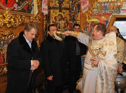Ющенко на Крещение не изменил традиции (фото)