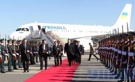 Як Янукович запрошував японців «потрогати» Україну (фоторепортаж)

