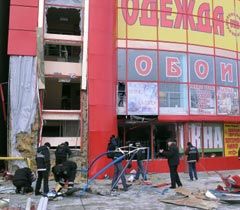 Співробітники експертної служби МВС працюють біля торгового центру, пошкодженого в результаті вибуху в Макіївці