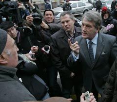 Виктор Ющенко разговаривает с мужчиной, который выкрикивал оскарбления в его адрес возле ГПУ. Киев, 21 января