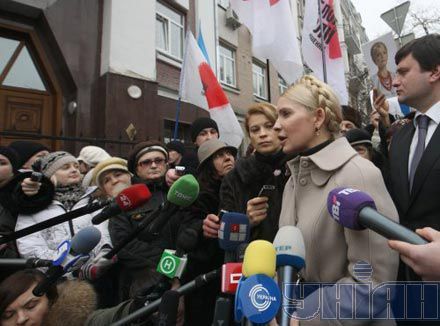 Ющенко возле ГПУ оскорбляли постоянно митингующие сторонники Тимошенко? (фото)