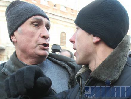 Ющенка біля ГПУ ображали постійні прихильники Тимошенко? (фото)
