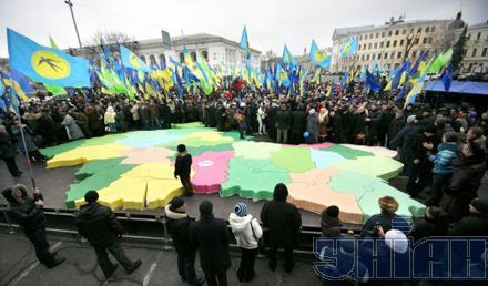 Участники праздничной акции по случаю Дня Соборности «Мы - единый народ» собрали большую карту Украины. Киев,  22 января 