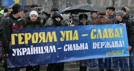 Одесситы пришли на возложение цветов к памятнику Тарасу Шевченко с плакатом о героях УПА