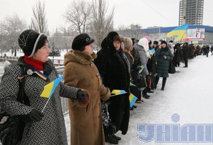 Участники символической акции единства украинского народа и соборности его земель создали «живую цепь» по случаю празднования Дня Соборности в Кировограде