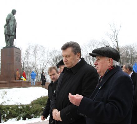 Зранку Віктор Янукович у супроводі численної групи чиновників поклав квіти до пам’ятника Тарасу Шевченку