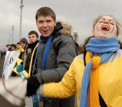 Участники акции единства украинского народа создали ”живую цепь” на мосту Патона. Киев, 22 января