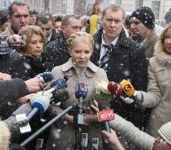Юлія Тимошенко відповідає на запитання журналістів біля будівлі ГПУ. Київ, 25 січня 