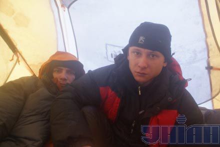 Микола Шимко та Володимир Рошко в наметі під час ”снігової пастки” на горі Монблан в Альпах. 6 січня 2011 