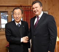 Генеральний секретар ООН Пан Гі Мун і Віктор Янукович під час зустрічі в Давосі. 27 січня 