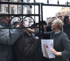 Юлія Тимошенко спілкується зі своїми прихильниками біля будівлі ГПУ. Київ, 27 січня 