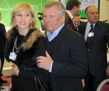 Квасневский держит за руку Елену Пинчук и представляет, как раздеваются украинские женщины. На заднем плане - Виктор Пинчук