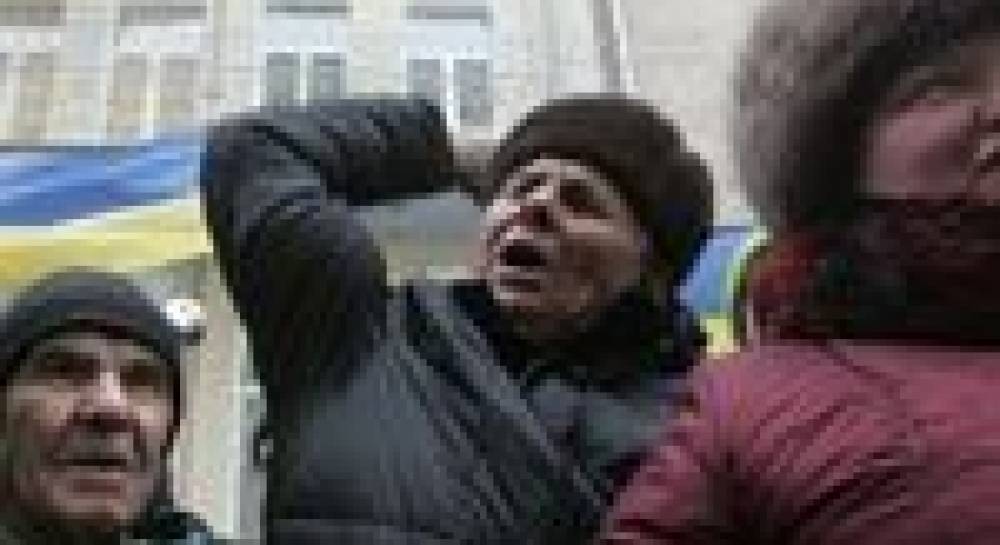 Підприємці хочуть знати, чому від наметів ПР плитка на Майдані «не постраждала»