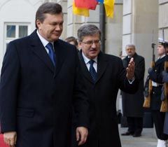 Виктор Янукович и Бронислав Коморовский во время встречи в Варшаве. 3 февраля