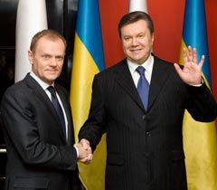 Дональд Туск и Виктор Янукович во время встречи в Варшаве. 3 февраля