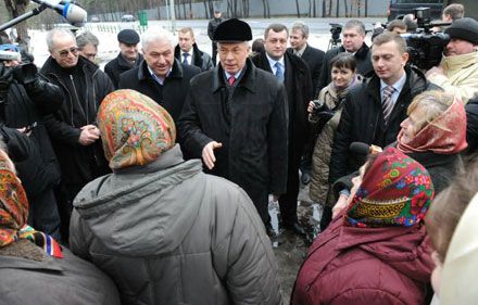 Азаров зустрівся з жителями села Троєщина