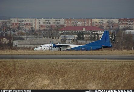 Літак не вписався у злітну смугу і виїхав на городи (фото)