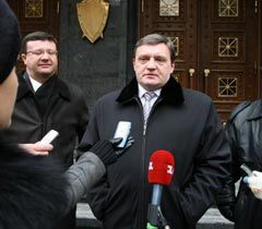 Юрій Гримчак відповідають на запитання журналістів біля будівлі ГПУ. Київ, 10 лютого 