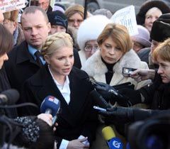 Юлія Тимошенко відповідає на запитання журналістів біля будівлі ГПУ. Київ, 16 лютого 