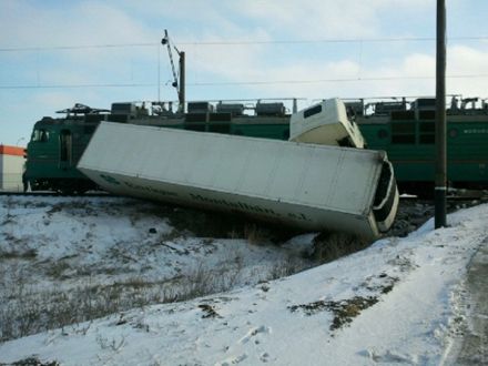 В Одесской области на переезде поезд врезался в грузовик (фото)