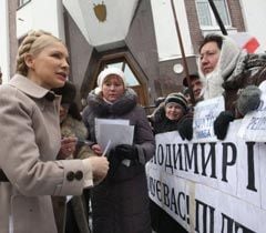 Юлія Тимошенко спілкується зі своїми прихильниками біля будівлі ГПУ. Київ, 21 лютого 