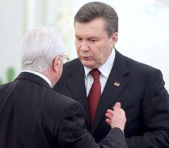 Виктор Янукович и Леонид Кравчук разговаривают после заседания группы по подготовке Конституционной Ассамблеи